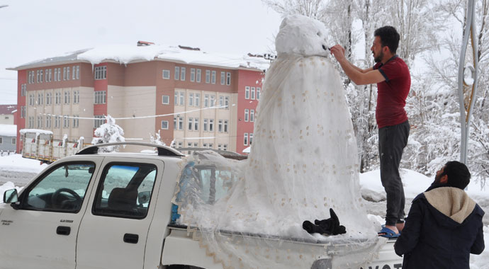 Arabasının arkasına yaptığı kardan adamla şehir turu attı