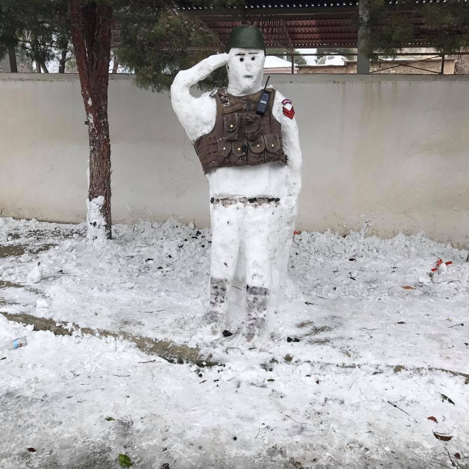 Nöbet tutan kardan adam yoğun ilgi gördü