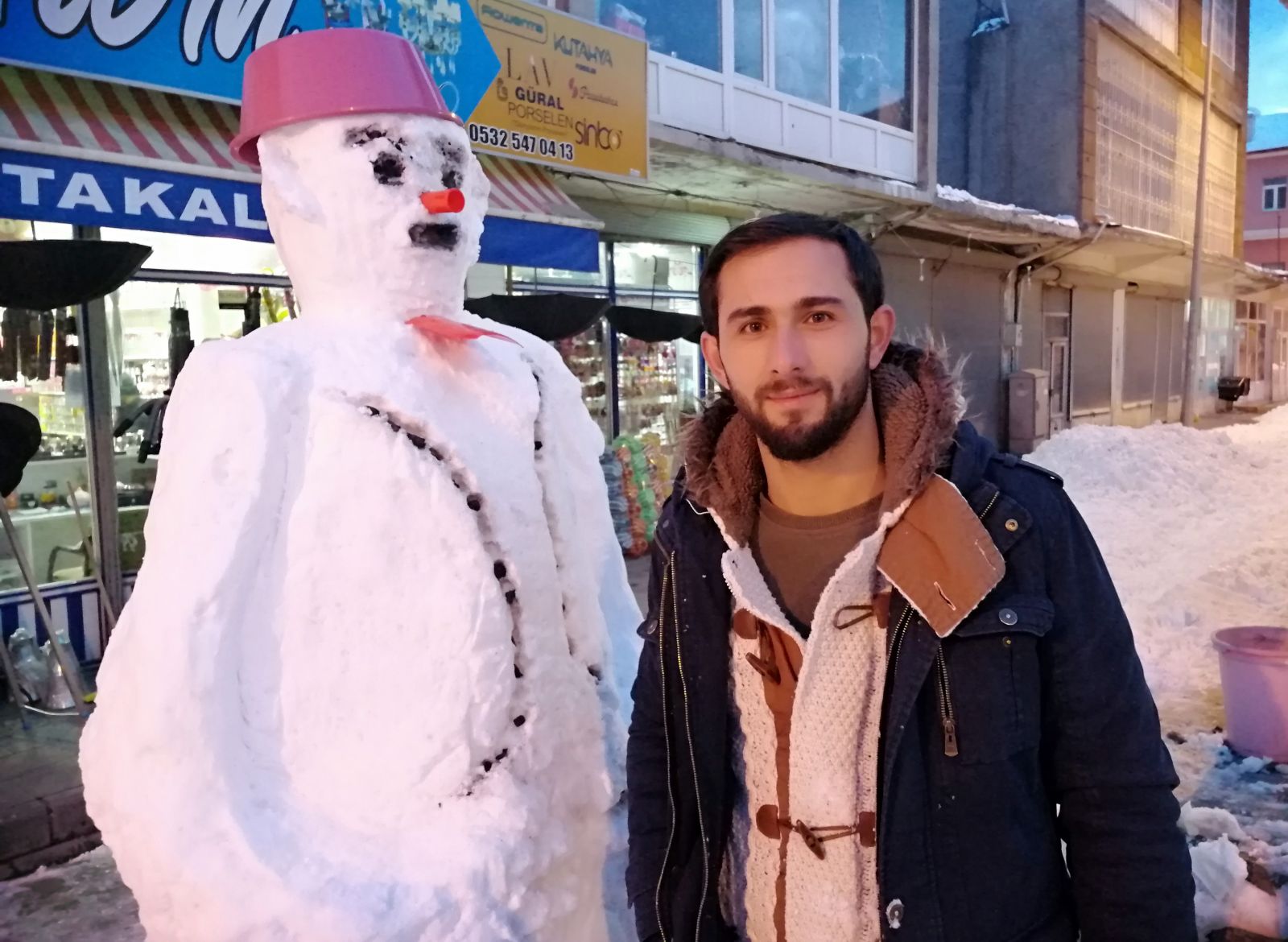 Siftah yapamayan esnaflar kardan adam yaparak zaman geçiriyor