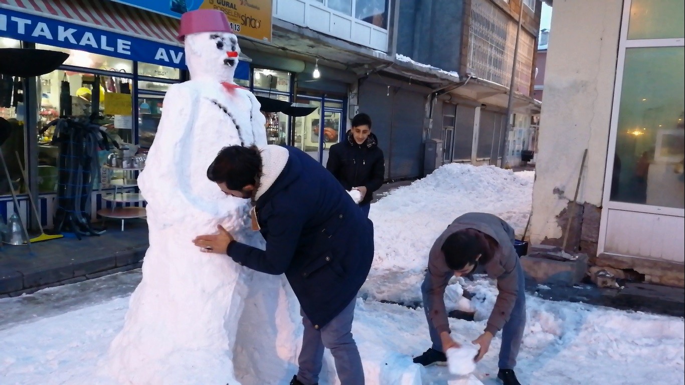 Siftah yapamayan esnaflar kardan adam yaparak zaman geçiriyor
