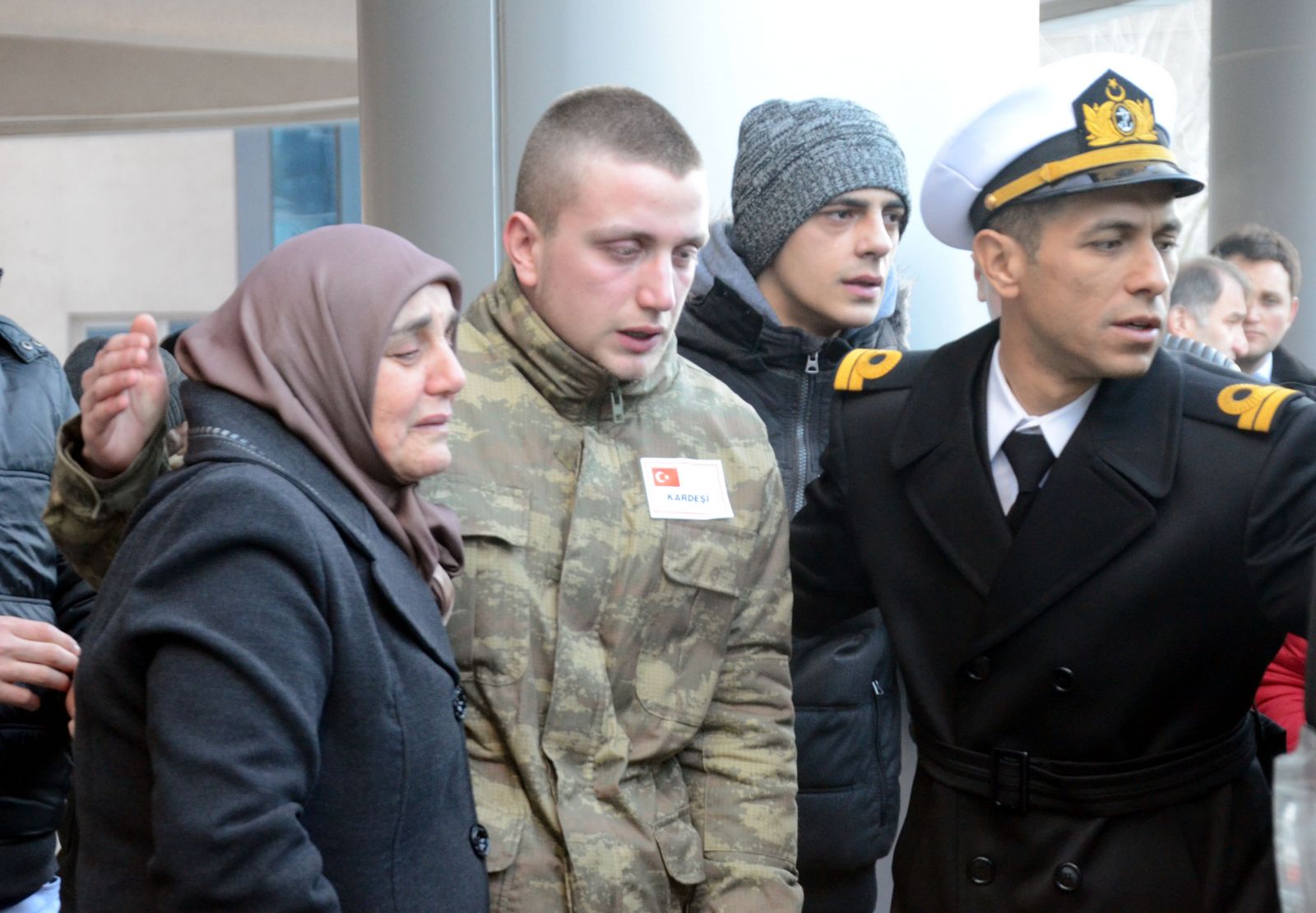 Askerler şehit annesinin ayaklarını havlularla sardı