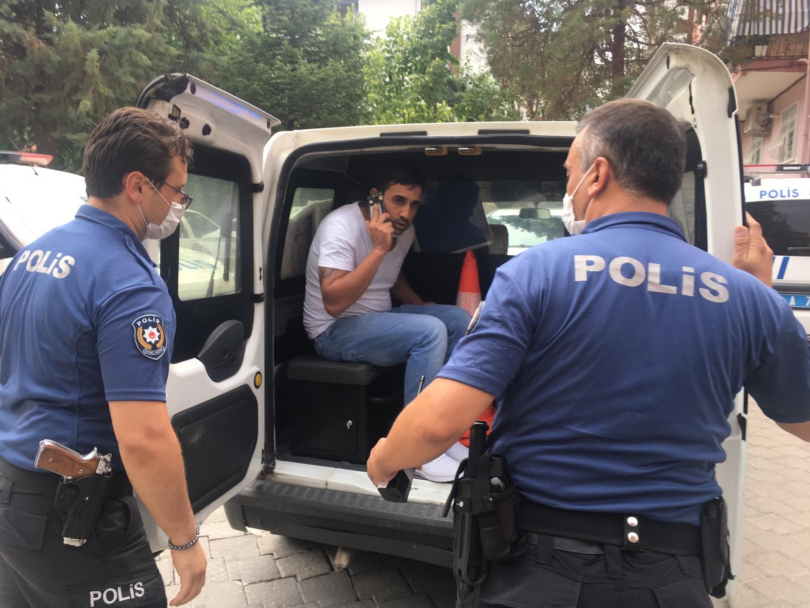 Öfkelenen kardeş, av tüfeği ile ağabeyinin evini bastı