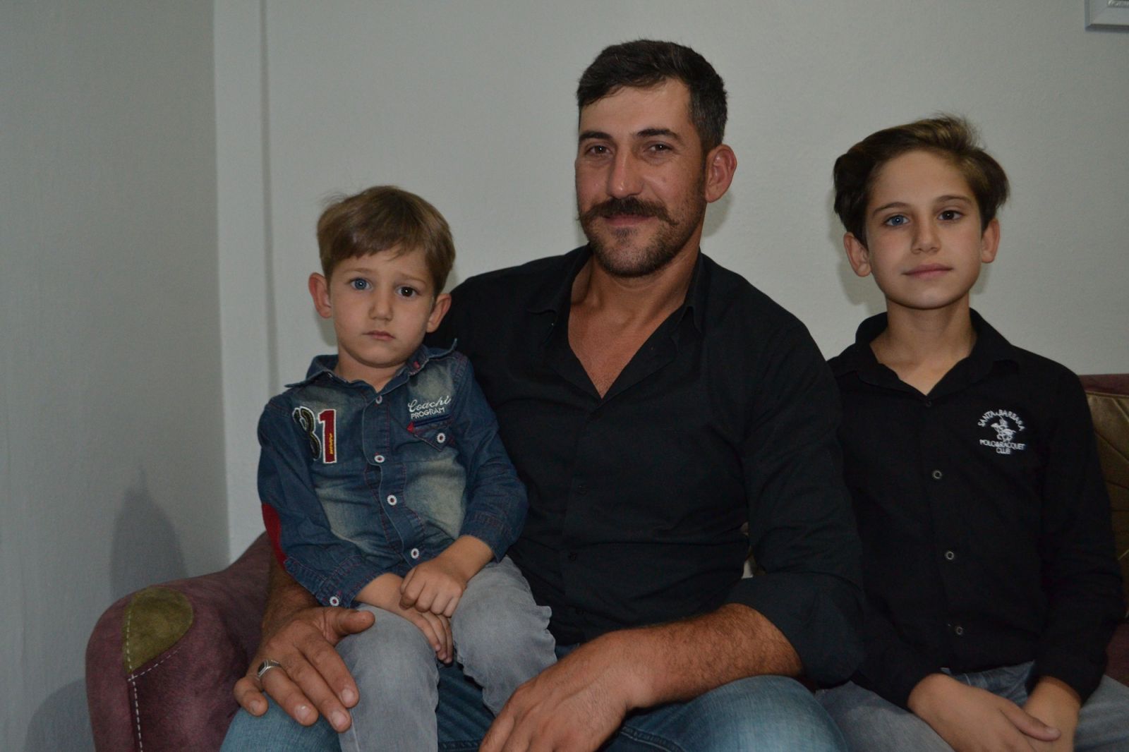 Görenler şaşkınlığını gizleyemiyor! İki kardeşin gözlerinin biri mavi, diğeri kahverengi
