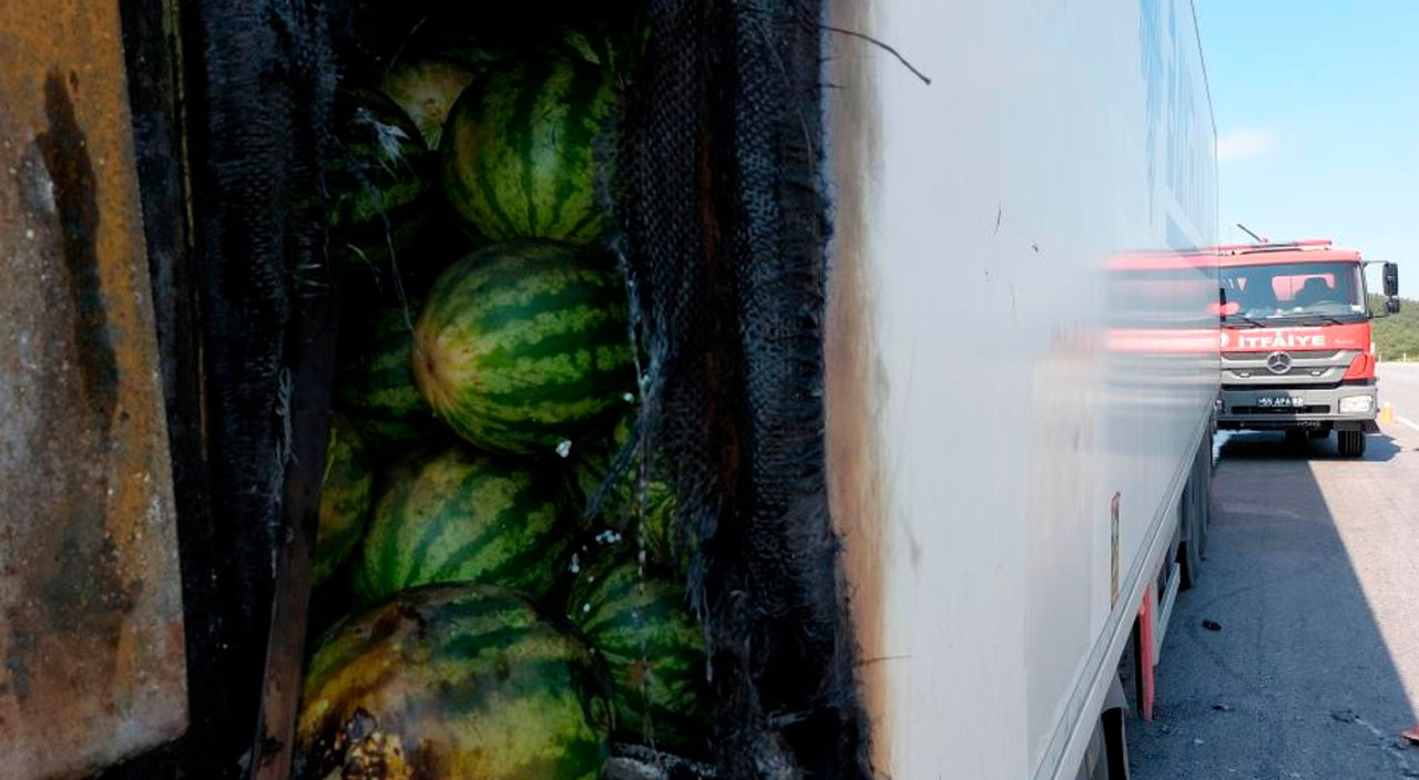 Ukrayna'ya gidiyordu: Karpuz yüklü tır yandı