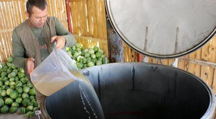 Burdur Lisinia'da kanser hastaları için karpuz konsantresi üretiliyor