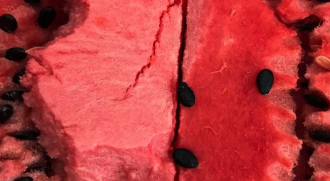 Karpuzla ilgili uyarı: Böyle görünüyorsa sakın yemeyin l Karpuzun içindeki çatlaklar kanser sebebi