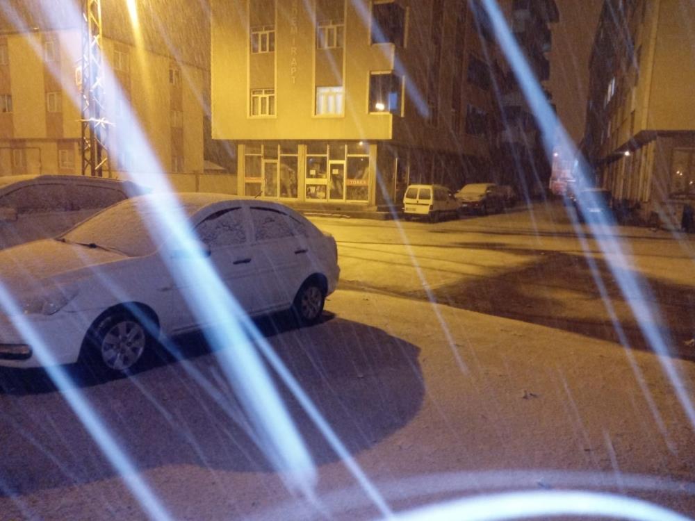 Ardahan'a mevsimin ilk karı düştü
