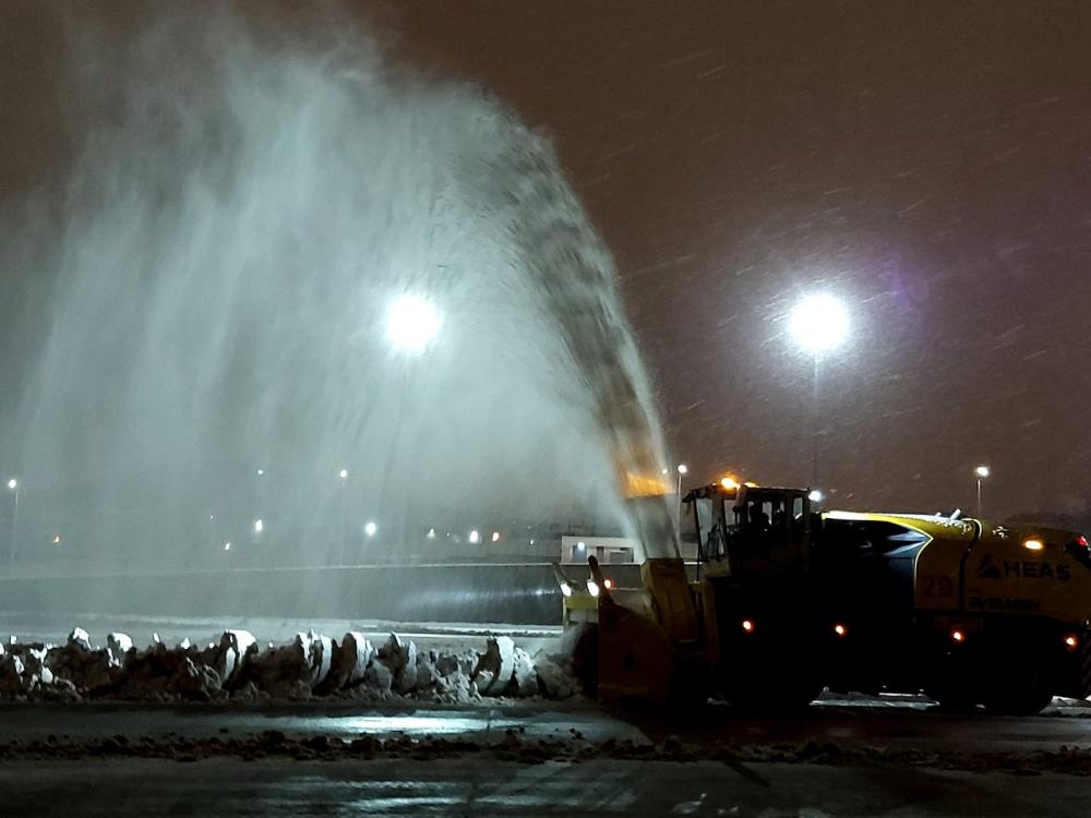 İstanbul Havalimanı’nda pistlerden biri açıldı, 23 saat sonra ilk uçak indi