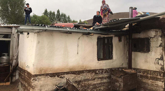 Kars sele teslim! Evler ve yollar su altında kaldı