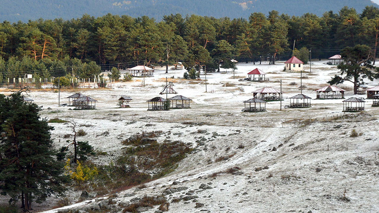 Kars yazdan kışa geçti: Sonbaharda kar manzarası