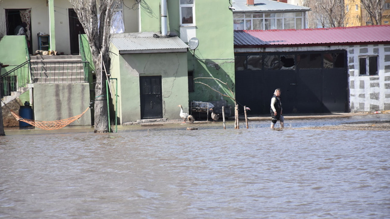 Karlar eridi, 15 ev sular altında kaldı!