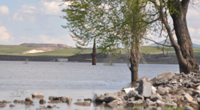Sular altında kalan köyünü görmek için yurt dışından Kars’a geldi