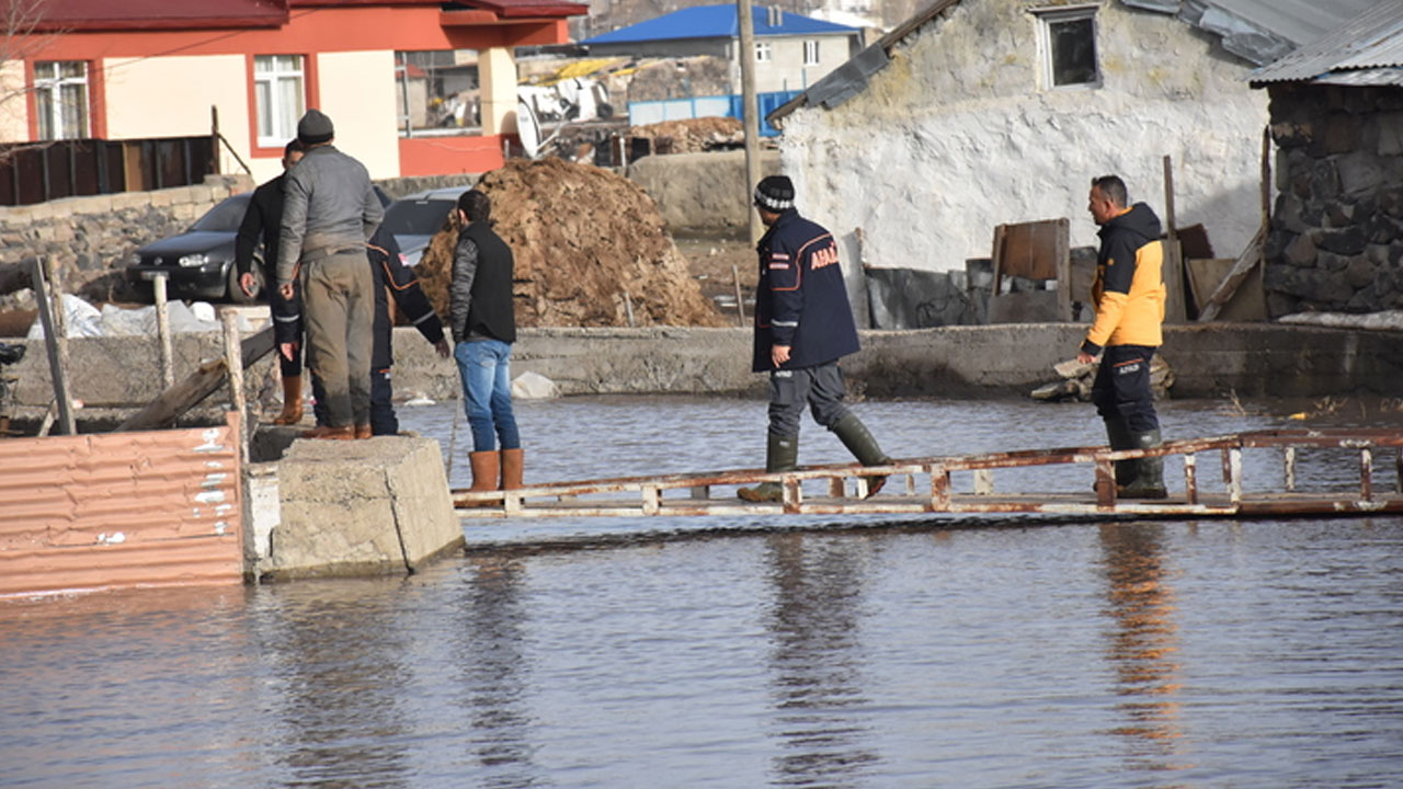 Karlar eridi, 15 ev sular altında kaldı!