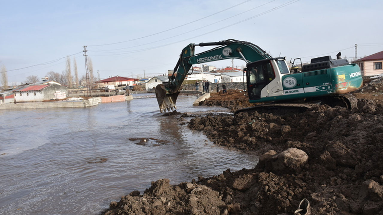 Karlar eridi, 15 ev sular altında kaldı!