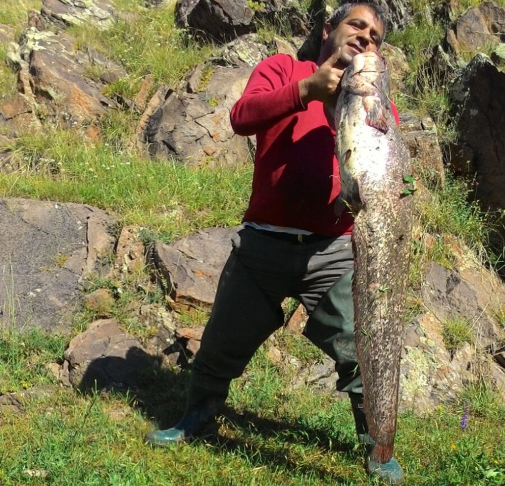 Kars Çayı'nda boyu kadar balık tuttu