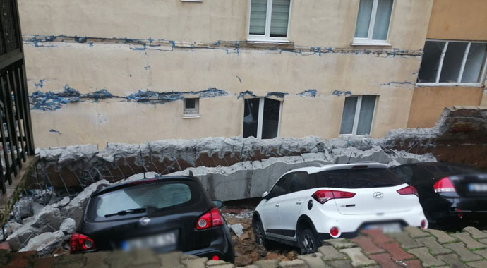 Kartal'da istinat duvarı çöktü