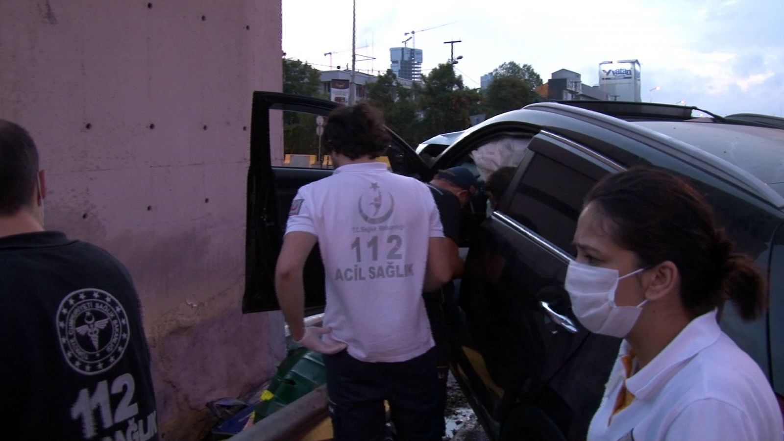 Kartal’da otomobil üst geçidin beton ayaklarına çarptı: 3 yaralı