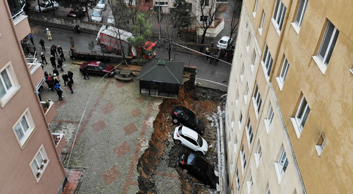 Kartal'da istinat duvarı çöktü
