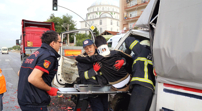 Karpuz yüklü kamyonet tıra çarptı: 3 yaralı