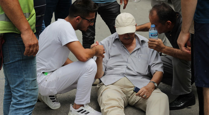 Yaşlı adama çarptı, kartvizitini görgü tanıklarına bırakıp gitti