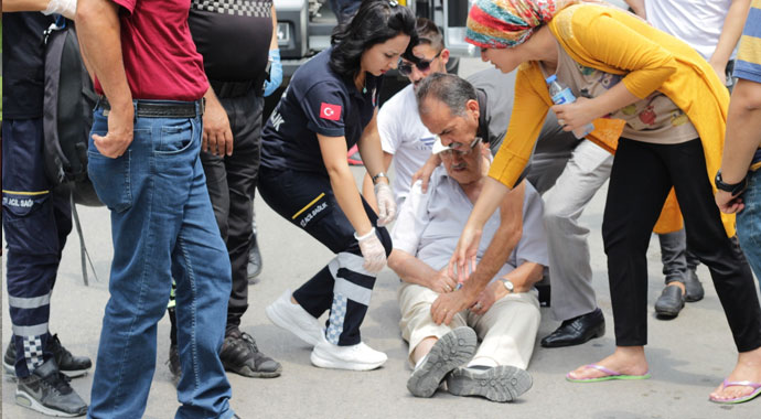 Yaşlı adama çarptı, kartvizitini görgü tanıklarına bırakıp gitti