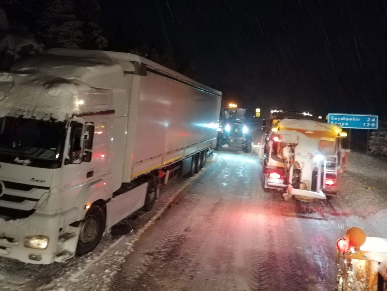 Antalya'da kar yağışı başladı