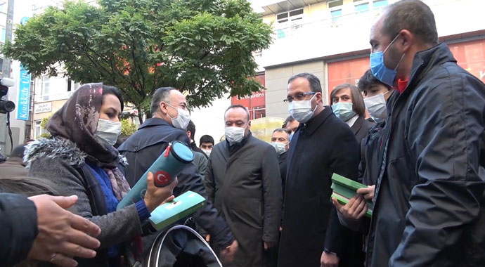 Bakan Kasapoğlu vatandaşlara kitap dağıttı Bakan Kasapoğlu vatandaşlara kitap dağıttı