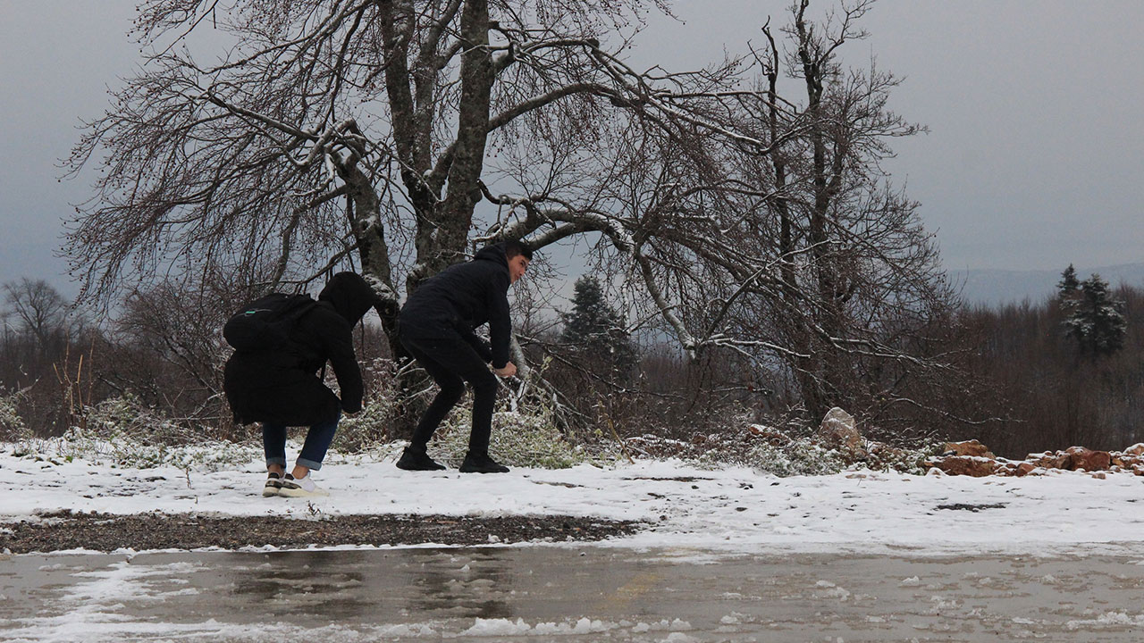 İstanbul'un yanı başında kar yağışı: Zirve beyaza büründü İstanbul'un yanı başında kar yağışı: Zirve beyaza büründü