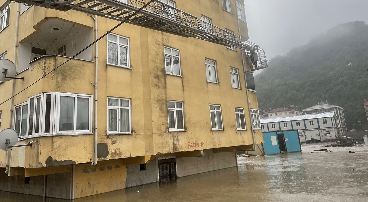 Kastamonu ve Bartın sular altında! Dereler taştı köprüler yıkıldı Kastamonu ve Bartın sular altında! Dereler taştı köprüler yıkıldı