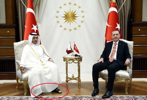 Katar Başbakanı'nın Ankara ziyaretinde terlik giymesi dikkat çekti