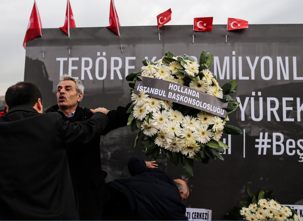 Beşiktaş'ta çelenk bırakan konsoloslara tepki