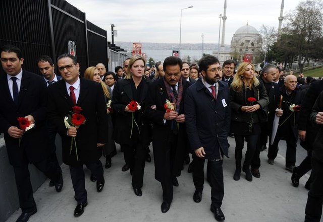 Beşiktaş'ta çelenk bırakan konsoloslara tepki