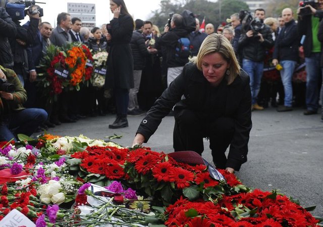 Beşiktaş'ta çelenk bırakan konsoloslara tepki