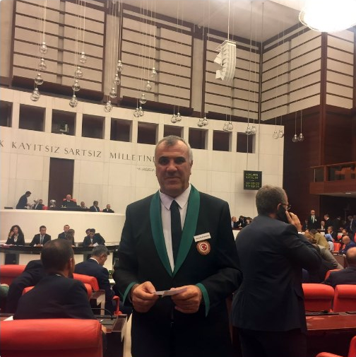 CHP İstanbul Milletvekili Barış Yarkadaş kavasların kıyafetini eleştirdi