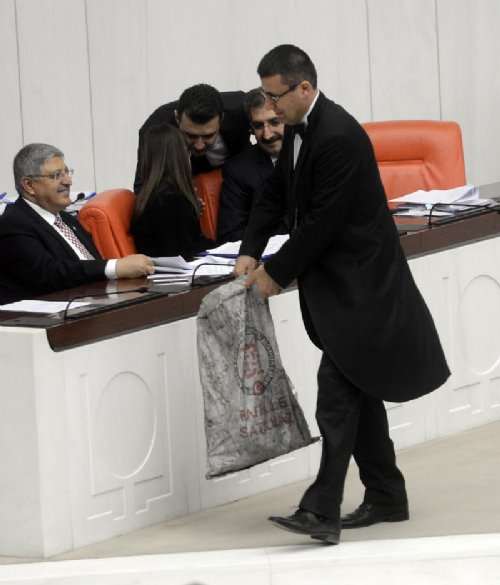 CHP İstanbul Milletvekili Barış Yarkadaş kavasların kıyafetini eleştirdi