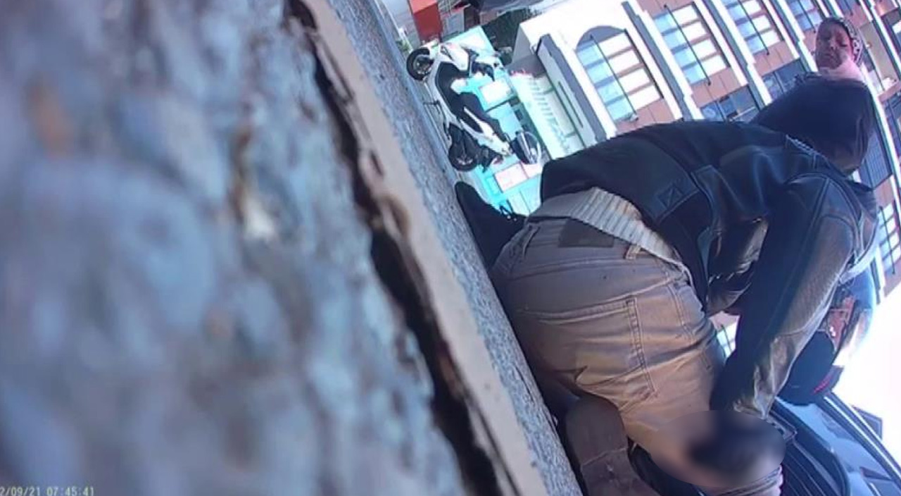 Ümraniye’de araç sürücüsü motosikletliyi 7 yerinden bıçakladı, serbest kaldı: Saldırganı annesi bile engelleyemedi