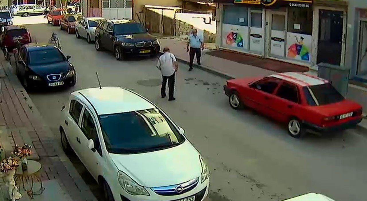 Sokak ortasında dehşete düşüren olay: Önce silahla vurdu sonra başında sigara yaktı