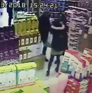 Markette reyonları dolaşırken çarpışan kadınlar saç saça başa başa birbirlerine girdiler