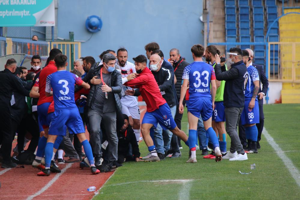 Maç sonrası sahada arbede çıktı