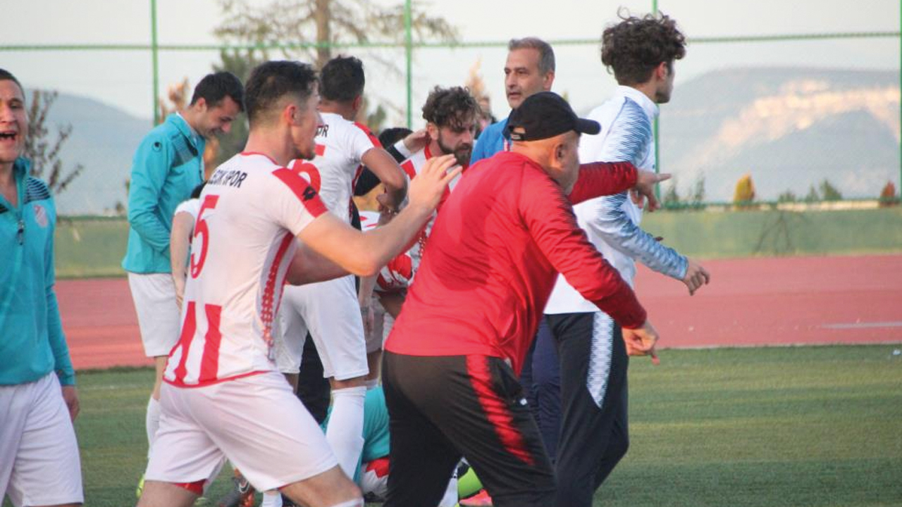 90+8'de gelen gol sahayı karıştırdı: İki takım oyuncuları birbirine girdi