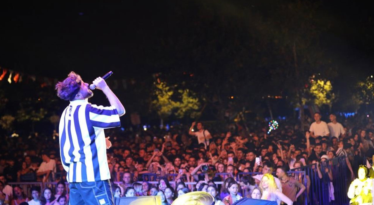 Sefo konserinde uçan tekmeli kavga: Gençler birbirine girdi