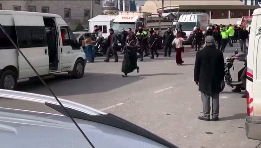 Kavgadan ölümüne kaçış: Erkekler kadınları sopayla kovaladı