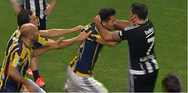 Ali Güneş ve Ahmet Dursun yumruk yumruğa kavga etti Ali Güneş ve Ahmet Dursun yumruk yumruğa kavga etti