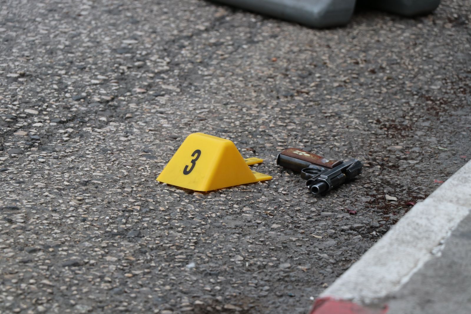 Kavgayı ayırmaya çalışan baba, cadde ortasında silahla vuruldu