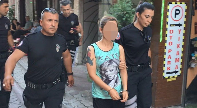 Kadınların cadde üzerindeki “eş” kavgası 3 ayrı suçtan aranan zanlıyı yakalattı! Kadınların cadde üzerindeki “eş” kavgası 3 ayrı suçtan aranan zanlıyı yakalattı!