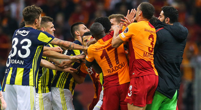 Galatasaray - Fenerbahçe maçının ardından kavga çıktı! Yumruklar havada uçuştu