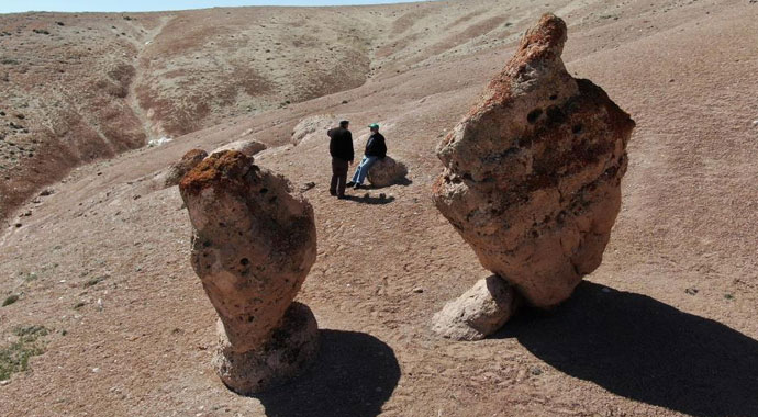 Sivas'ta ilginç kayalar görenleri şaşırtıyor