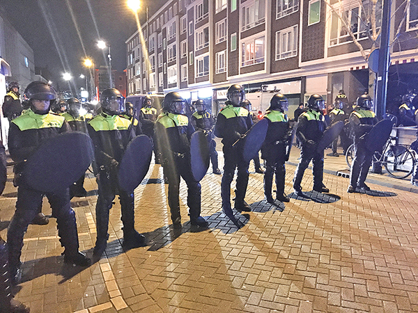 Barbar Hollanda Çavuşoğlu'nun uçuşunu iptal etti, Kaya'nın yolunu kesti