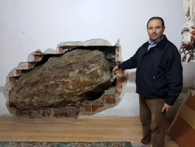 İzmir'de kopan kaya parçası eve girdi