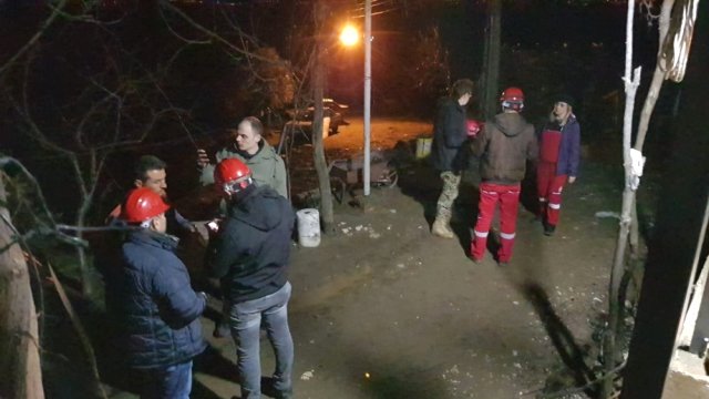 İzmir'de kopan kaya parçası eve girdi